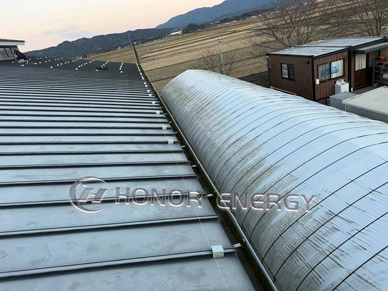 Jostura zutikako teilatu metalezko besarkadak instalatuta eta prest daude